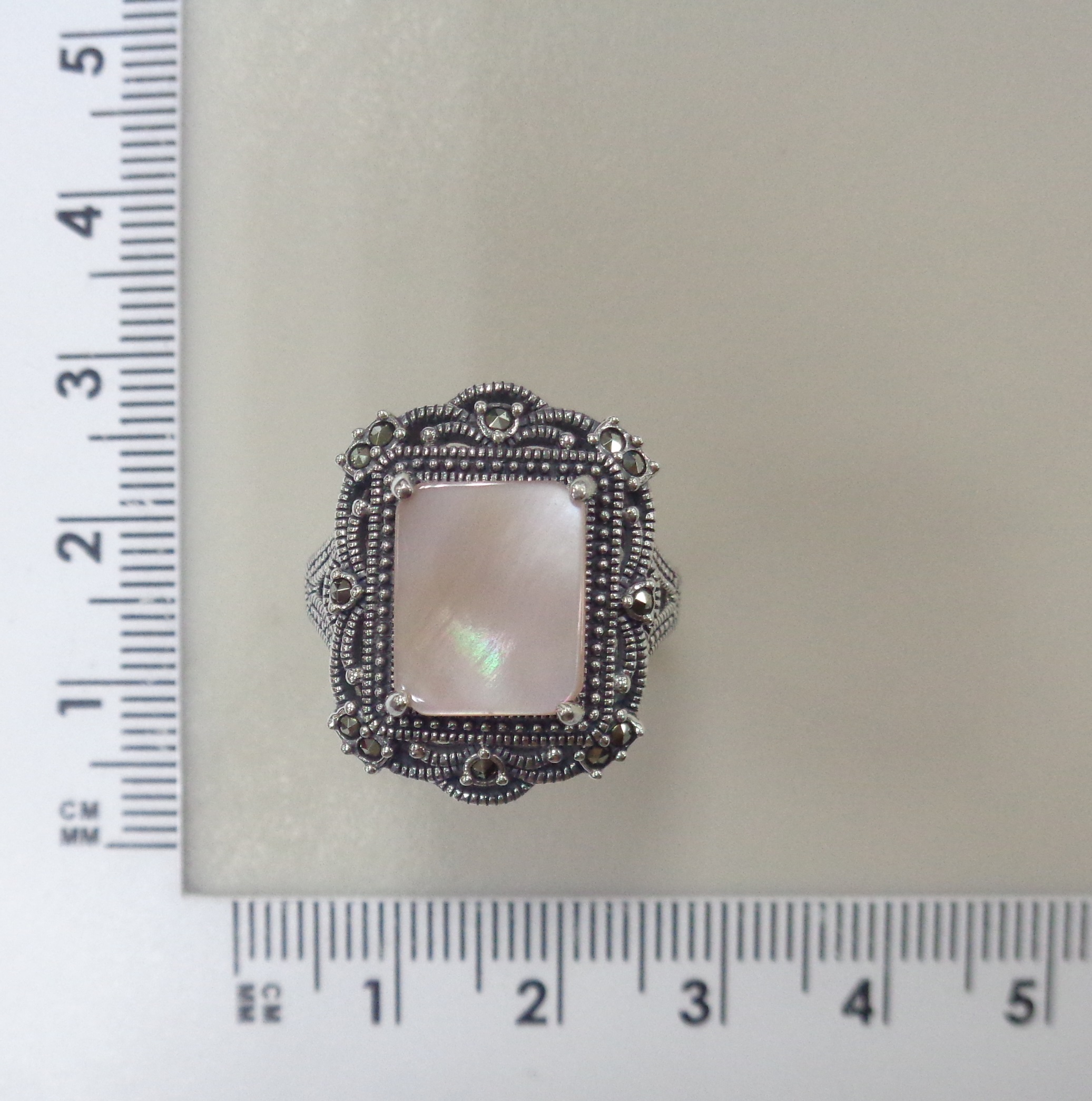 Серебряное кольцо с розовым перламутром